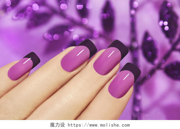 丁香紫色闪闪发光的女性手上修指甲
